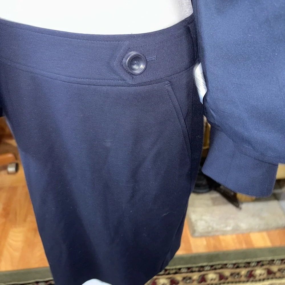 TALBOTS SIZE 8 LIKE NEW BLAZER AND SKIRT SET LOTS OF STRETCH NAVY BLUE